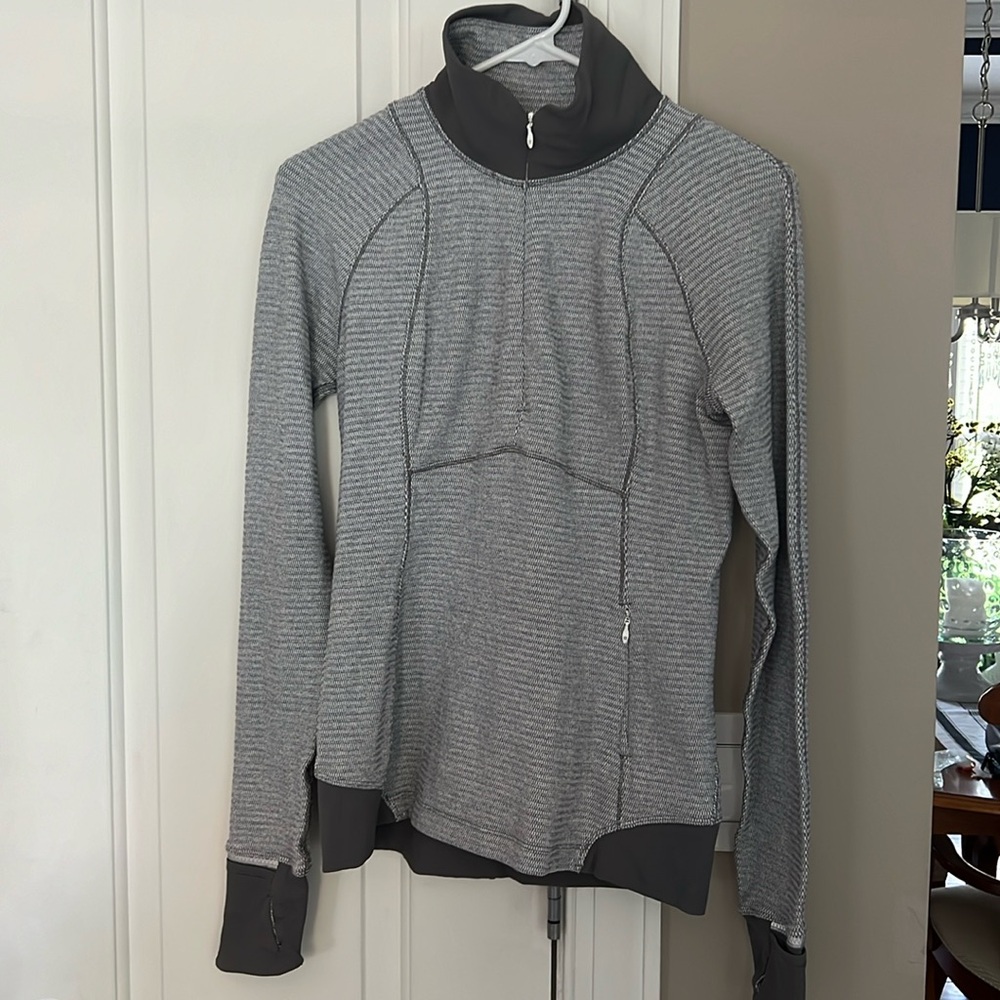 Lululemon women’s grey quarter zip size 6